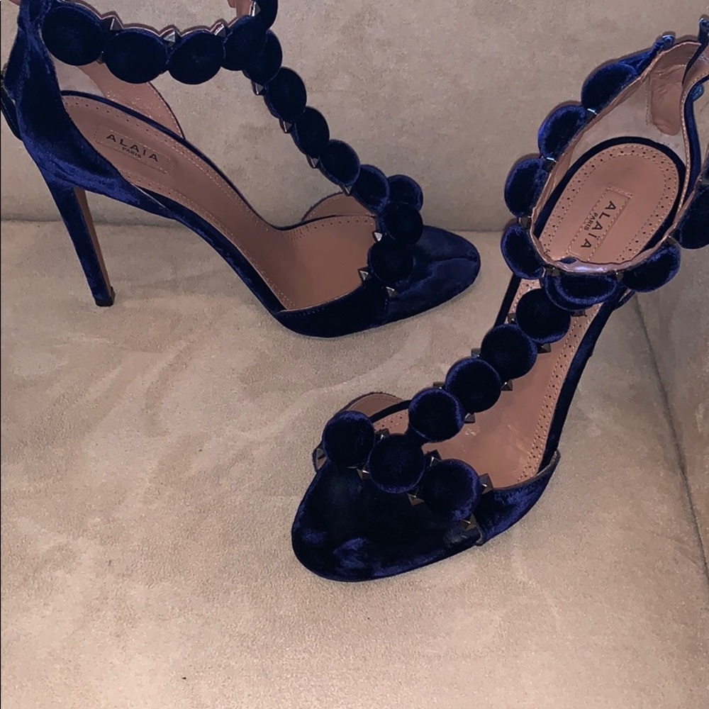 Blue velvet Alaïa pumps